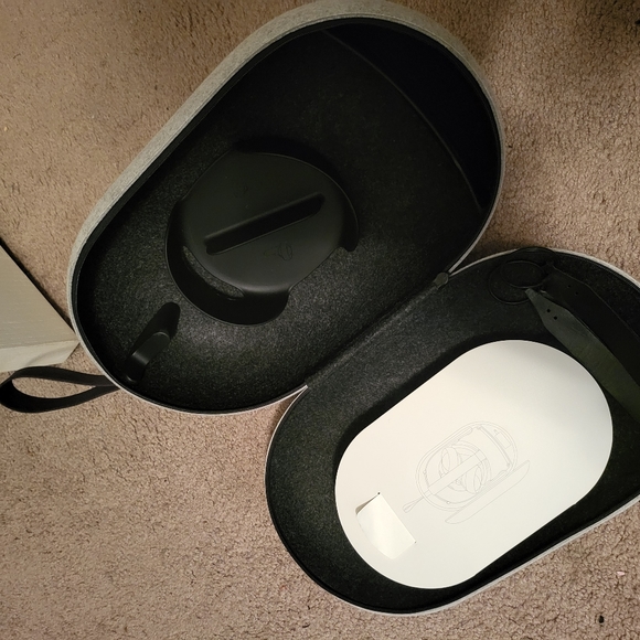 Quest 2 Carrying Case - Picture 2 of 3